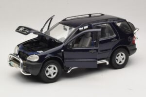 Mercedes ML320 W163 Moder Maisto 1:18 31847 Kovina – slika 2 od 8