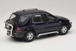 Mercedes ML320 W163 Moder Maisto 1:18 31847 Kovina – slika 3 od 8