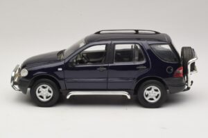 Mercedes ML320 W163 Moder Maisto 1:18 31847 Kovina – slika 4 od 8