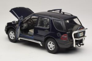 Mercedes ML320 W163 Moder Maisto 1:18 31847 Kovina – slika 5 od 8