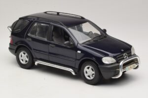 Mercedes ML320 W163 Moder Maisto 1:18 31847 Kovina – slika 6 od 8