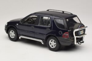 Mercedes ML320 W163 Moder Maisto 1:18 31847 Kovina – slika 7 od 8