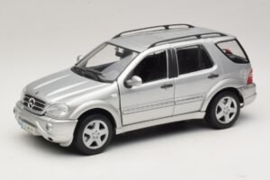 Mercedes ML55 AMG W163 Srebrn Maisto 1:18 31876-P1 Kovina