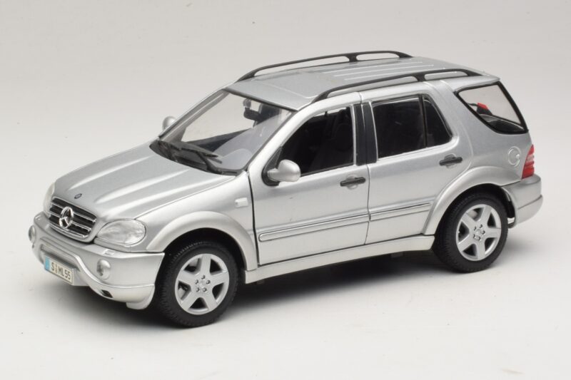 Mercedes ML55 AMG W163 Srebrn Maisto 1:18 31876-P1 Kovina