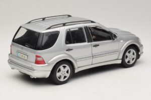 Mercedes ML55 AMG W163 Srebrn Maisto 1:18 31876-P1 Kovina – slika 3 od 8