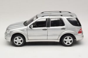 Mercedes ML55 AMG W163 Srebrn Maisto 1:18 31876-P1 Kovina – slika 4 od 8