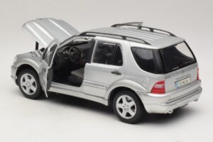 Mercedes ML55 AMG W163 Srebrn Maisto 1:18 31876-P1 Kovina – slika 5 od 8