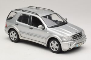 Mercedes ML55 AMG W163 Srebrn Maisto 1:18 31876-P1 Kovina – slika 6 od 8