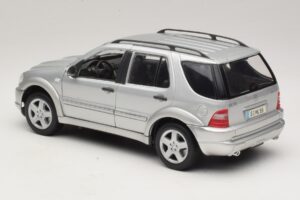 Mercedes ML55 AMG W163 Srebrn Maisto 1:18 31876-P1 Kovina – slika 7 od 8