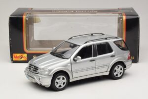 Mercedes ML55 AMG W163 Srebrn Maisto 1:18 31876-P1 Kovina – slika 8 od 8
