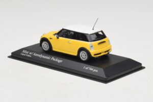Mini Cooper One R50 z Aero Paketom Rumen Minichamps 1:43 431138274 Diecast – slika 3 od 4