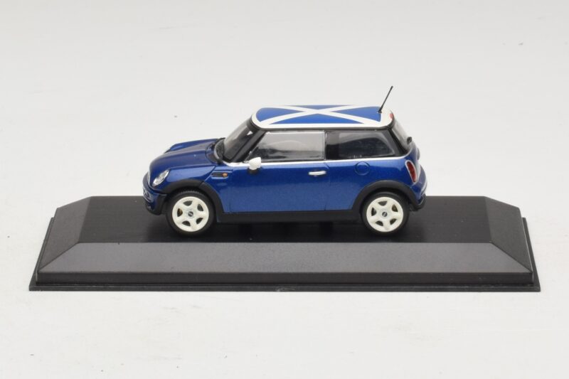 Mini Cooper S R53 Moder S Škotsko Zastavo Minichamps 1:43 Mini Cooper S R53 Moder S Škotsko Zastavo Minichamps 1:43 MINI016 Diecast