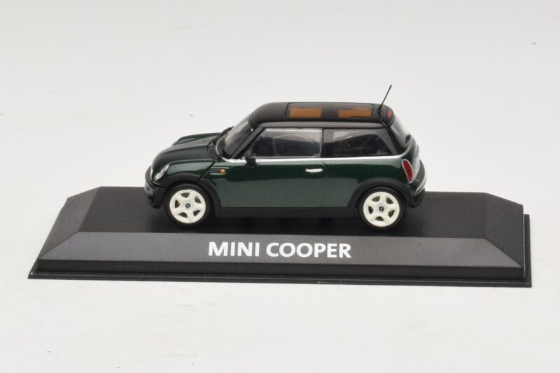 Mini Cooper S R53 Temno Zelen S Črno Streho Minichamps 1:43 Mini Cooper S R53 Temno Zelen S Črno Streho Minichamps 1:43 MINI023 Kovina