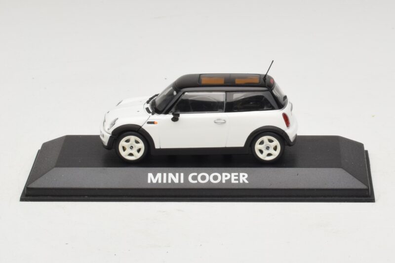 Mini Cooper S R53 Bel S Črno Streho Minichamps 1:43 Mini Cooper S R53 Bel S Črno Streho Minichamps 1:43 MINI027 Kovina