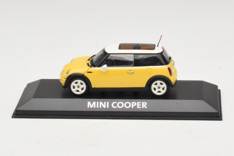 Mini Cooper S R53 Rumen Z Rumeno Panoramsko Streho Minichamps 1:43 Mini Cooper S R53 Rumen Z Rumeno Panoramsko Streho Minichamps 1:43 MINI029 Kovina