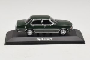 Opel Rekord D Temno Zelen Maxichamps 1:43 Opel Rekord D Temno Zelen Maxichamps 1:43 940044001 Diecast