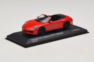 Porsche 911 991.1 Carrera 4 GTS Kabriolet Rdeč Minichamps 1:43 410067330 Kovina – slika 2 od 5