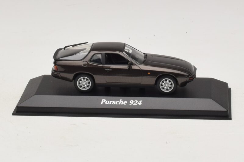 Porsche 924 Rjava Metalik Maxichamps 1:43 940062121 Kovina