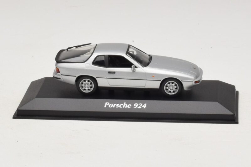 Porsche 924 Srebrn Maxichamps 1:43 940062120 Kovina