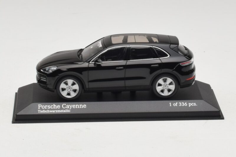 Porsche Cayenne Črna Metalik Minichamps 1:43 410066301 Kovina