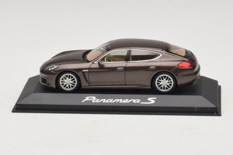 Porsche Panamera 970 S Rjav Metalik Minichamps 1:43 Porsche Panamera 970 S Rjav Metalik Minichamps 1:43 WAP0203400E Kovina