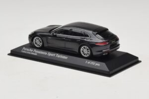 Porsche Panamera 971 4 E-Hybrid Sport Turismo Siv Minichamps 1:43 410066112 Diecast – slika 3 od 5