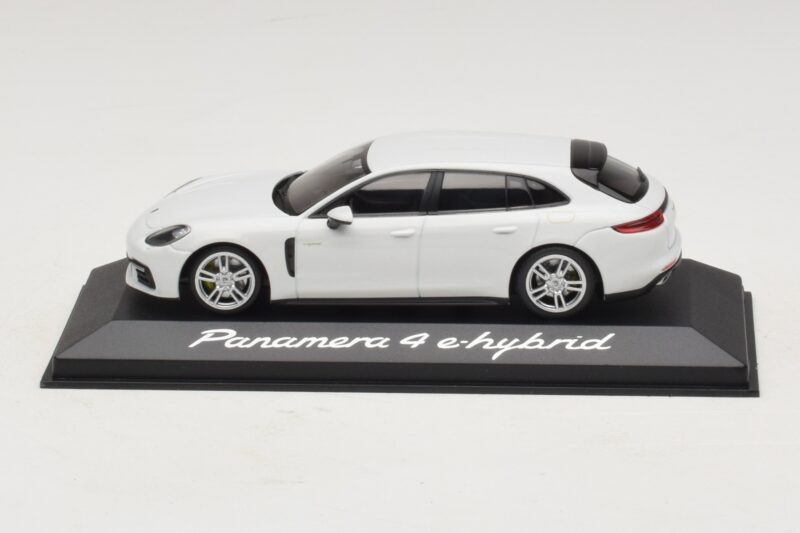 Porsche Panamera 971 4 E-Hybrid Bel Minichamps 1:43 Porsche Panamera 971 4 E-Hybrid Bel Minichamps 1:43 WAP0207620H Kovina