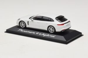 Porsche Panamera 971 4 E-Hybrid Bel Minichamps 1:43 WAP0207620H Kovina – slika 3 od 5
