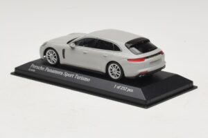 Porsche Panamera 971 Sport Turismo 4E-Hybrid Siv Minichamps 1:43 410066114 Kovina – slika 3 od 5