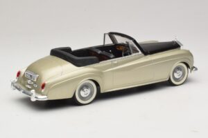 Rolls-Royce Silver Cloud II Srebrna Solido 1:18 8006 Kovina – slika 2 od 6
