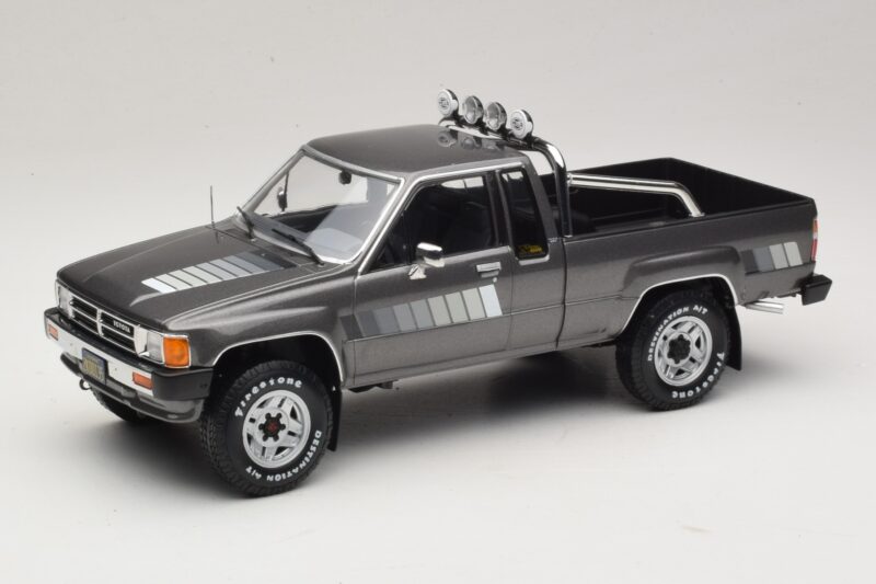Toyota Hilux N50 Xtra Cab 4x4 Siva Metalik KK-Scale 1:18 KKDC181563 Kovina