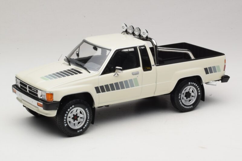 Toyota Hilux N50 Xtra Cab 4x4 Bel KK-Scale 1:18 KKDC181564 Kovina