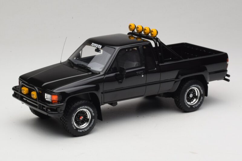 Toyota Hilux N60 SR5 Back to the Future II Sijoča Črna Otto 1:18 OT481 Smola