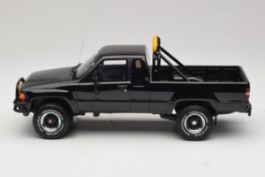Toyota Hilux N60 SR5 Back to the Future II Sijoča Črna Otto 1:18 OT481 Smola – slika 3 od 6