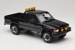 Toyota Hilux N60 SR5 Back to the Future II Sijoča Črna Otto 1:18 OT481 Smola – slika 4 od 6