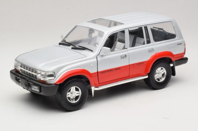Toyota Land Cruiser J80 Srebrna Rdeča Road Legends 1:18 92098 Kovina