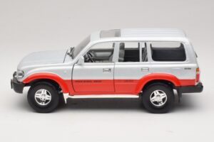 Toyota Land Cruiser J80 Srebrna Rdeča Road Legends 1:18 92098 Kovina – slika 4 od 8