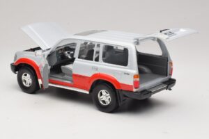 Toyota Land Cruiser J80 Srebrna Rdeča Road Legends 1:18 92098 Kovina – slika 5 od 8