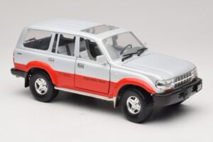 Toyota Land Cruiser J80 Srebrna Rdeča Road Legends 1:18 92098 Kovina – slika 6 od 8
