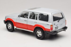 Toyota Land Cruiser J80 Srebrna Rdeča Road Legends 1:18 92098 Kovina – slika 7 od 8