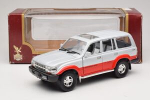 Toyota Land Cruiser J80 Srebrna Rdeča Road Legends 1:18 92098 Kovina – slika 8 od 8