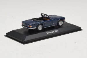 Triumph TR6 Temno Modra Maxichamps 1:43 940132570 Diecast – slika 2 od 5