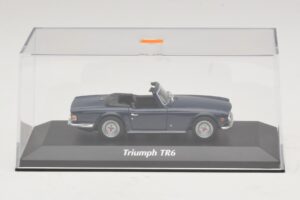 Triumph TR6 Temno Modra Maxichamps 1:43 940132570 Diecast – slika 4 od 5