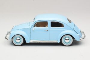 Volkswagen Beetle Moder Bburago 1:18 3381 Kovina – slika 4 od 8