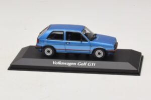 Volkswagen Golf GTI Mk2 Modra Metalik Maxichamps 1:43 Volkswagen Golf GTI Mk2 Modra Metalik Maxichamps 1:43 940054120 Kovina