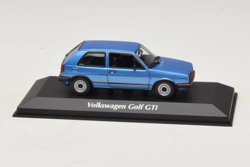 Volkswagen Golf GTI Mk2 Modra Metalik Maxichamps 1:43 940054120 Kovina