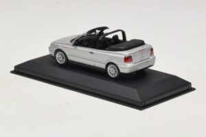 Volkswagen Golf Mk4 Kabriolet Srebrn Dealerska Izdaja Minichamps 1:43 GOLF004 Kovina – slika 3 od 5