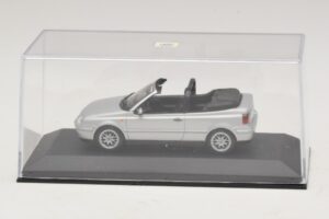 Volkswagen Golf Mk4 Kabriolet Srebrn Dealerska Izdaja Minichamps 1:43 GOLF004 Kovina – slika 4 od 5