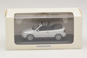Volkswagen Golf Mk4 Kabriolet Srebrn Dealerska Izdaja Minichamps 1:43 GOLF004 Kovina – slika 5 od 5