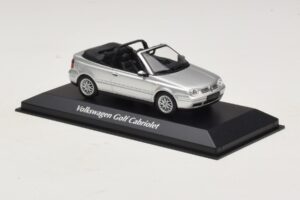 Volkswagen Golf Mk4 Kabriolet Srebrn Maxichamps 1:43 940058331 Kovina – slika 3 od 5
